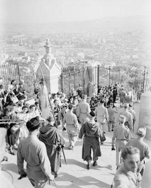 Le général de Monsabert quitte Notre-Dame de la Garde après un Te Deum pour la libération de la ville (29 août 1944), photo : ECPAD