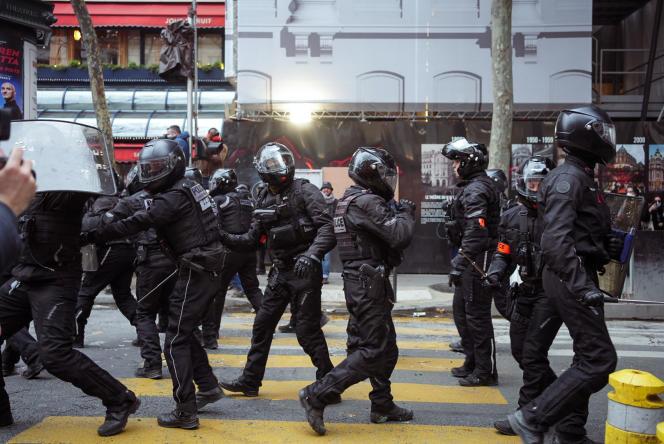 Une unité des brigades de répression de l’action violente motorisées (BRAV-M) déployée lors de la manifestation contre la réforme des retraites, à Paris, le 23 mars 2023.