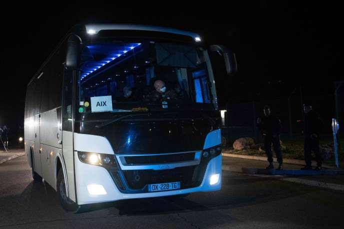 Un bus transportant des ressortissants français               rapatriés de Chine, à Aix-en-Provence (Bouches-du-Rhône),               le 2 février.