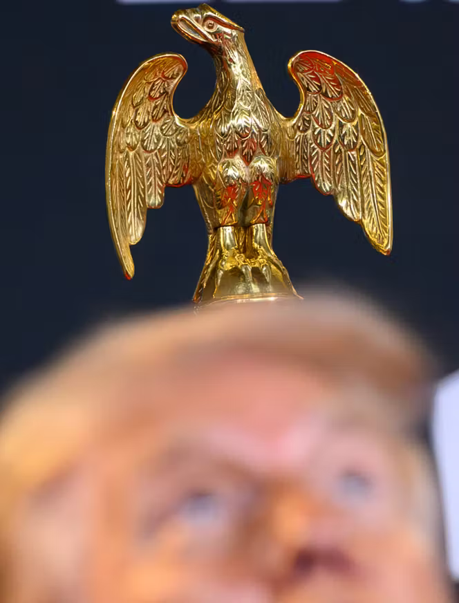 Un aigle en or derrière le président américain, Donald Trump, lors d’un discours au Kennedy Center, à Washington, le 13 août 2025.