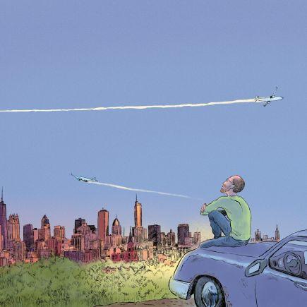 homme assis sur le capot d’une voiture et regardant le ciel