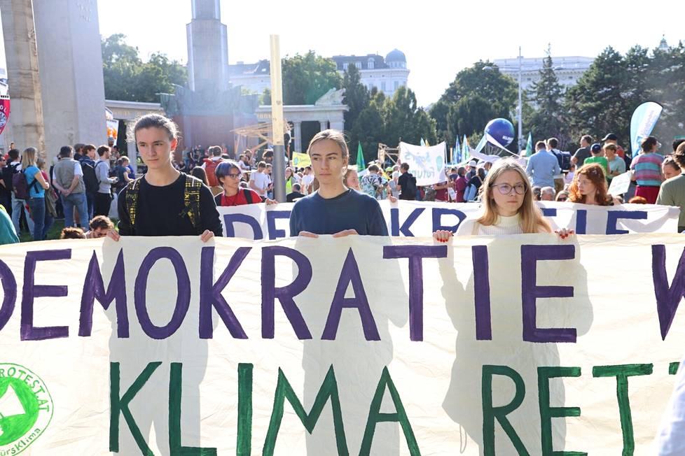 Nuoret osoittivat mieltään ilmaston puolesta Wienissä syyskuun lopulla.