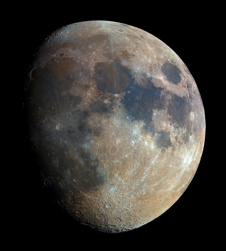 Złożone z 32 tysięcy innych fotografii zdjęcie Księżyca autorstwa Bartosza Wojczyńskiego.