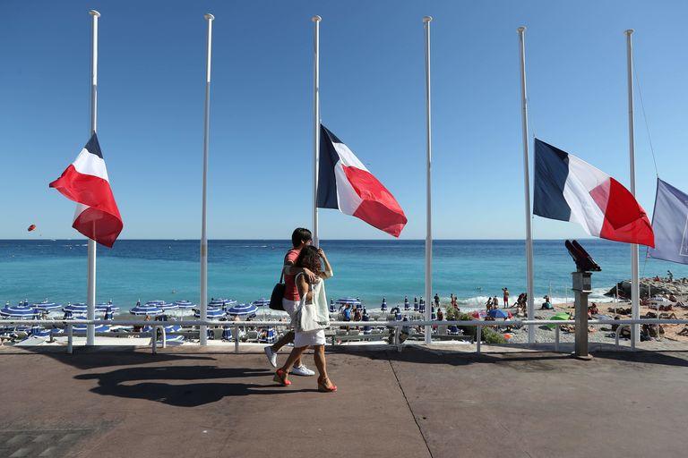 Drapeaux en berne à Nice, le 16 juillet.