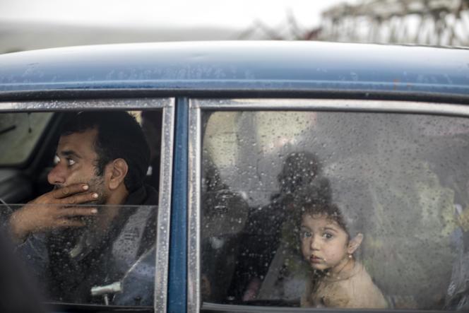 Arayik Sarkissian et sa famille, réfugiés arméniens du Haut-Karabakh, attendent dans leur voiture l’arrivée de voisins de leur village. A Kornidzo (Arménie), le 25 septembre 2023.