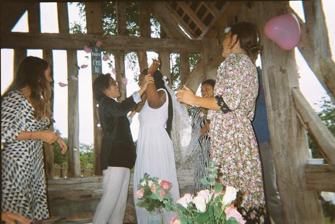 Mariage symbolique entre deux amis de longue date, en 2019, à Courtonne-les-Deux-Eglises (Calvados).