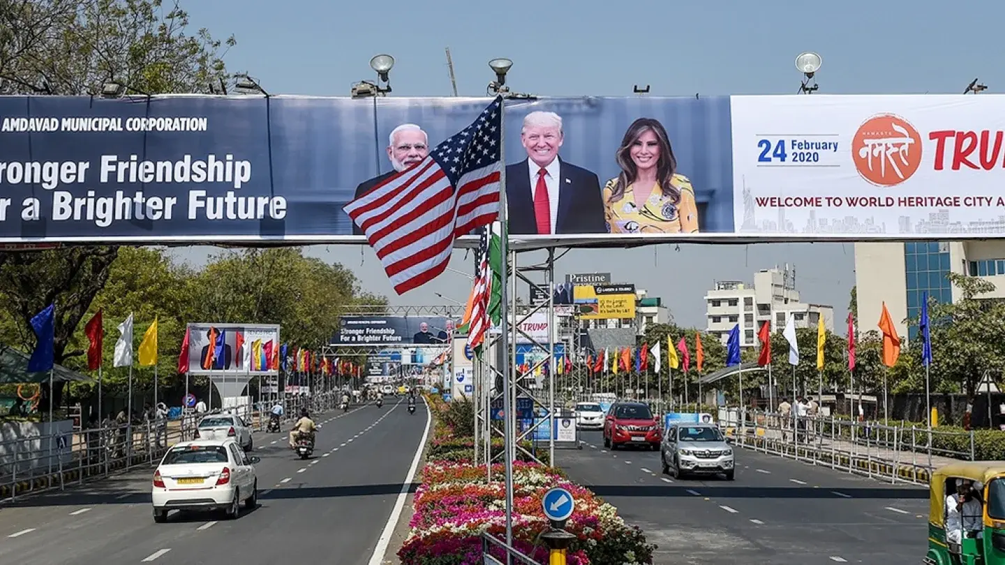 "Daha güçlü dostluk, daha parlak gelecek": Şubat 2020'de Ahmedabad sokaklarındaki reklam panoları, Donald Trump'ın ilk resmi Hindistan ziyareti öncesinde bu dostluk vurgusuyla donatılmıştı./foto:AFP
