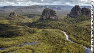Tapissé dans les arbres, le parc national de Chiribiquete, d'une superficie de 2,82 millions d'hectares, en Colombie, aspire le CO2 de l'atmosphère.