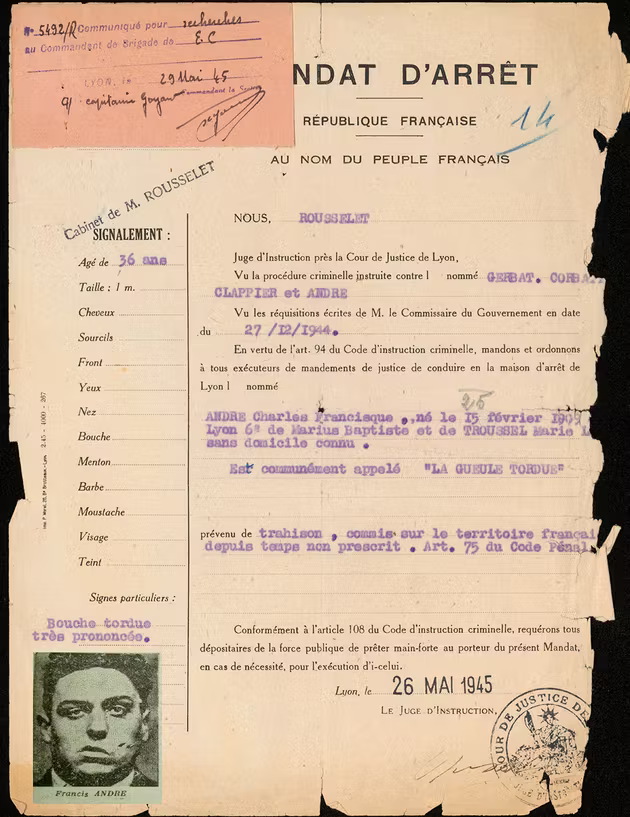 Une photographie du mandat d’arrêt de Francis André.