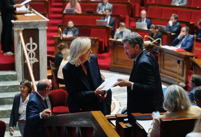 Marine Le Pen échange avec Franck Allisio, député RN des Bouches-du-Rhône, lors d’une journée de niche parlementaire du groupe RN, à l’Assemblée nationale, le 12 octobre 2023.