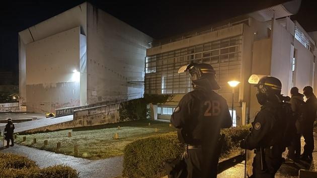 Les CRS sont intervenus pour mettre fin au blocage du campus du Tertre, à l’université de Nantes.