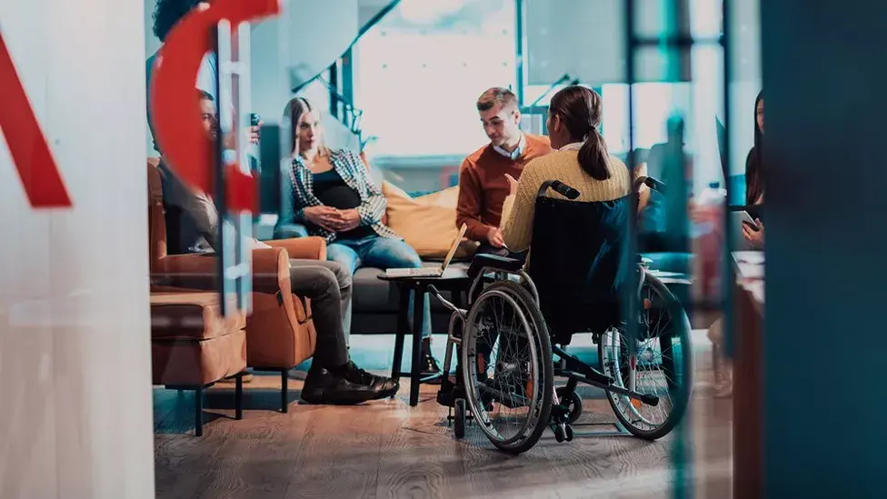 L'insertion professionnelle des personnes handicapées reste un enjeu central des politiques publiques.