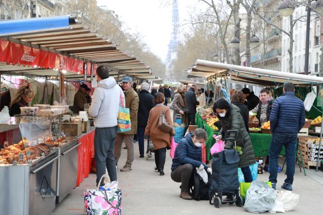 Un marché parisien, le 21 mars 2020.