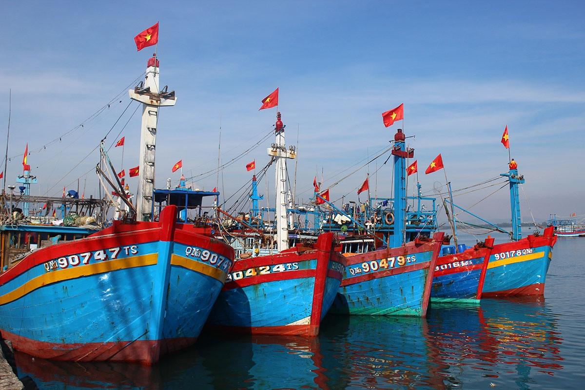 Áp dụng những mẫu mở bài chung cho tác phẩm Đoàn thuyền đánh cá để ghi điểm với giáo viên