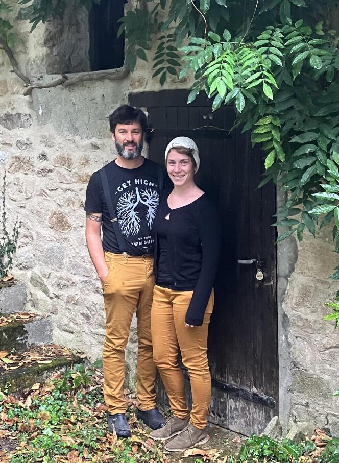Pascal et Amélie Lenormand, dans le jardin de leur maison, à Fursac, dans la Creuse, le 21 septembre 2023.