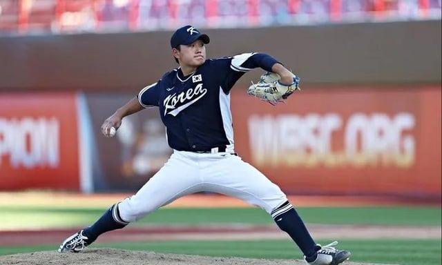 Today's KBO] High schooler Kim Taek Yeon pitched 5 consecutive days in the  WBSC U-18 World Cup. During the competition, Kim threw for 8 days, 5  consecutive days, 247 pitches, and one