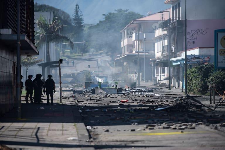 Près d’un barrage routier dans le quartier de la Vallée du Tir à Nouméa, le 24 juin 2024.