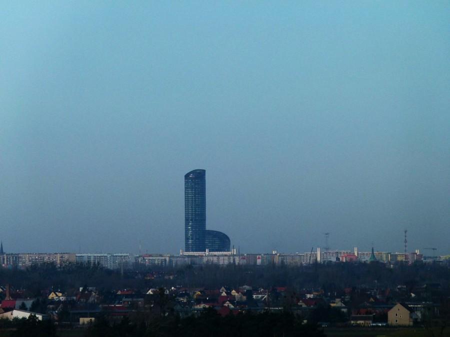 Nie wiedzieć czemu najwyższy budynek w Polsce (licząc wysokość do dachu Sky Tower we Wrocławiu ma 206 metrów) wzbudził spore zainteresowanie internautów na Zachodzie.