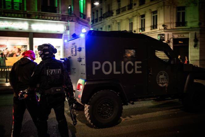 Des policiers du RAID arrêtent un homme lors d’affrontements avec la police dans les rues de Lyon, le 30 juin 2023.