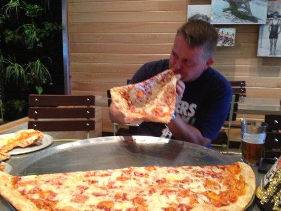 Lazy Moon Beef & Cheese 20" Pie - Picture of Lazy Moon Pizza, Orlando -  Tripadvisor