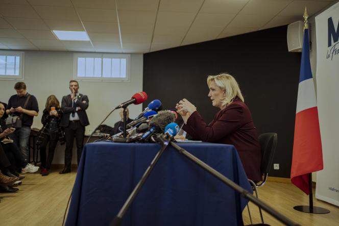 Marine Le Pen, candidate du Rassemblement national à la présidentielle, lors d’une conférence de presse, à Vernon (Eure), le 12 avril 2022.