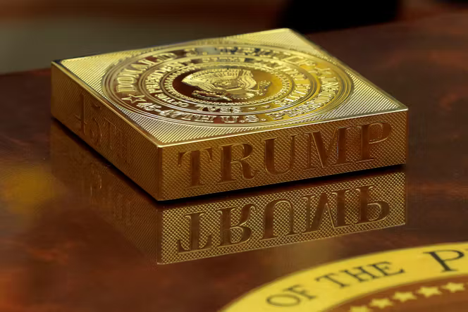 Une boîte à sous-verres posée sur la table basse du président américain, Donald Trump, dans le bureau Ovale, à la Maison Blanche, à Washington, le 24 février 2025.