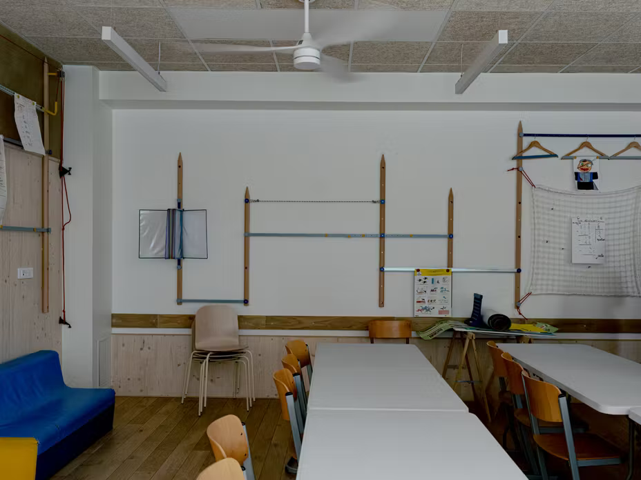 Une salle de classe réaménagée en innovations low tech pour faire baisser la température lors de fortes chaleurs, dans l’école polyvalente publique Franc-Nohain, Paris, le 6 juillet 2026.
