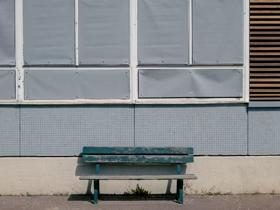 Des protections solaires installées sur des fenêtres de l’école polyvalente publique Franc-Nohain, à Paris, le 6 juillet 2026.