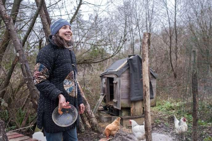 Amélie Bourquard dans son poulailler, en janvier 2019.           Originaire de Reims, elle et sa famille ont décidé de changer           radicalement de vie et de construire une maison au plus près           de la nature, à Saint-Sève (Gironde).