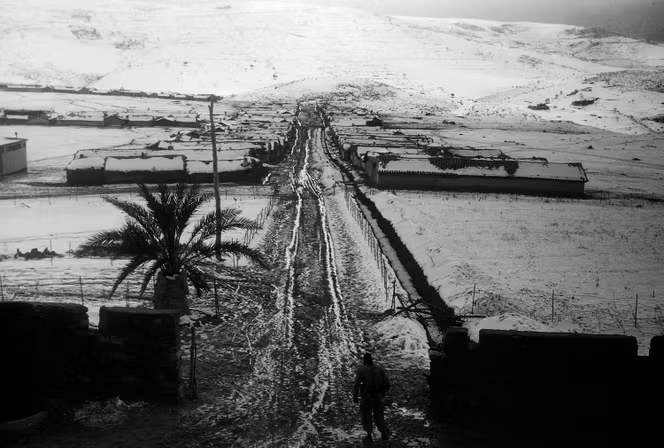 Le camp de regroupement du Mesdour, entouré d’une double rangée de fils de fer barbelés, à l’hiver 1961.