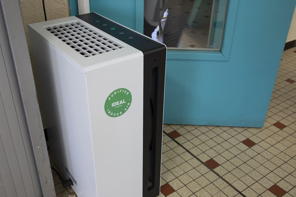 Un purificateur d'air dans une école de Cannes, en 2022. Aujourd'hui, ce sont aux communes de financer ces installations.