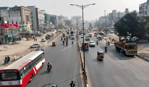 Wide view of Chanda Nagar Main Road showing seamless connectivity and access to Prestige Golden Grove in Hyderabad