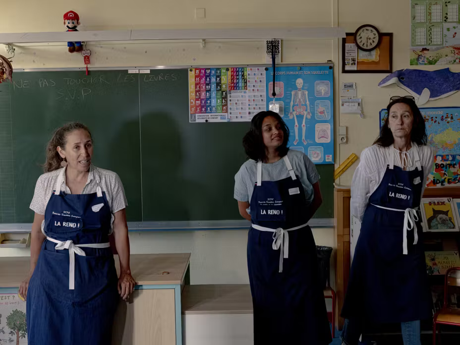 Nathalie Chazalette, Maya Ralanbofiringna et Delphine Paillard présentent une salle de classe conventionelle dans l’école polyvalente publique Franc-Nohain, à Paris, le 6 juillet 2026.