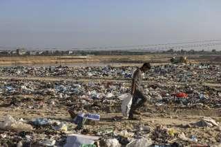 Des chiffonniers palestiniens dans une décharge à ciel ouvert, à Gaza, le 11 juillet 2023.
