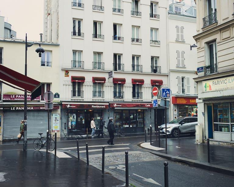 Au-dessus du restaurant les Trois Frères se trouve un hôtel à la façade blanche, aux garde-corps ouvragés et aux balconnets art déco.