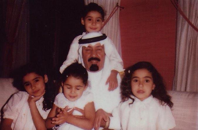 صورة نادرة للملك عبد الله مع بناته المحبوسات نشرتها زوجته السابقة