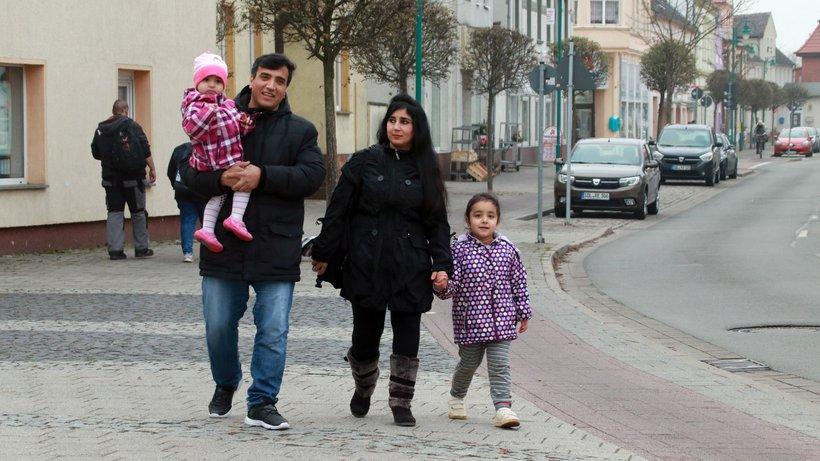 Flüchtlinge: Eine Familie aus Afhganistan, die heute in Tangerhütte in Sachsen-Anhalt lebt: Viele Geflüchtete sind schon gut integriert.