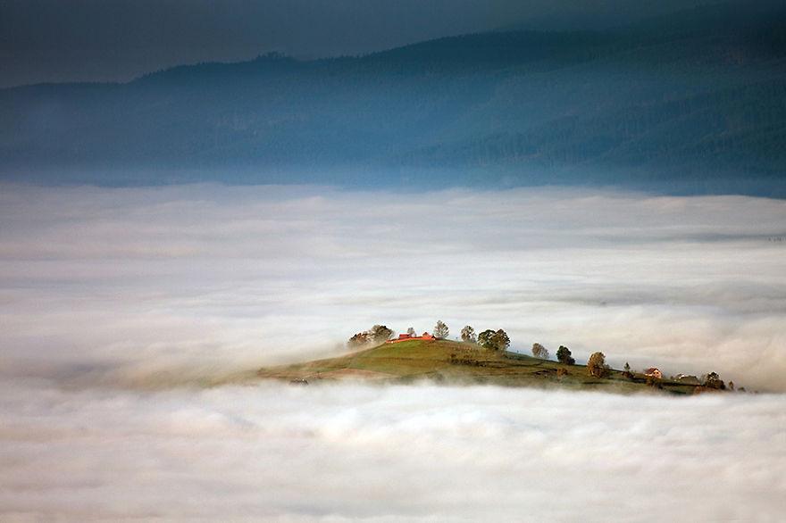 Wyspa wśród chmur - Beskidy w obiektywie Marcina Sobasa.