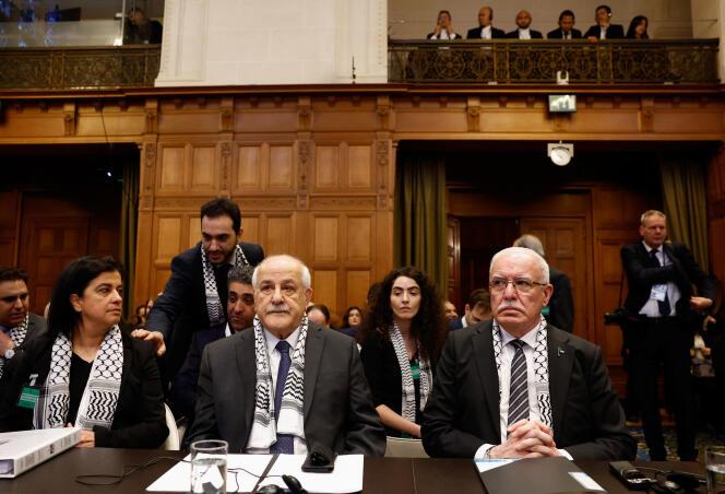Le ministre palestinien des affaires étrangères, Riyad Al-Maliki, et l’ambassadeur palestinien auprès de l’ONU, Riyad Mansour, assistent à une audience publique organisée par la Cour internationale de justice à La Haye (Pays-Bas), le 19 février 2024.