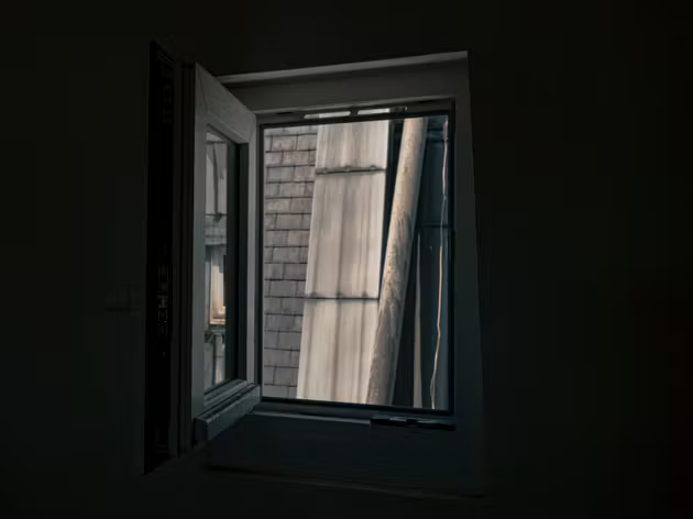 Vue sur les toits depuis l’appartement de Matthieu, à Paris, le 22 juin 2026.