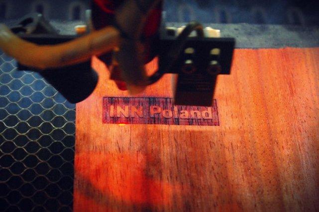 Limitowana edycja? Laser wycina jedyną na świecie obudowę z logo INN Poland