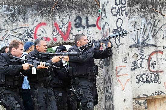 Policiais fazem operação na favela do Jacarezinho em busca de responsáveis por ataques; veja fotos