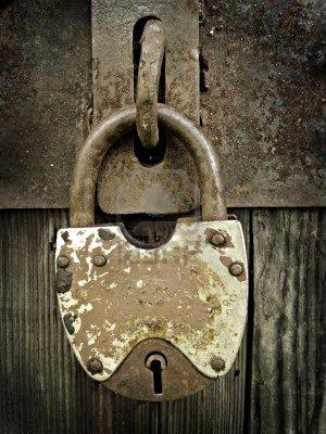 4066479-old-metal-lock-on-the-wooden-door.jpg