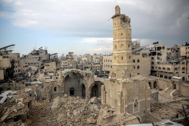 La mosquée Al-Omari, la plus ancienne de la bande de Gaza, endommagée par les bombardements israéliens, le 5 janvier 2024.