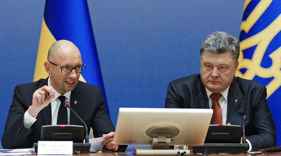 Ukrainian Prime Minister Arseny Yatsenyuk, left, and President Petro Poroshenko at an expanded meeting of the government. © Stringer