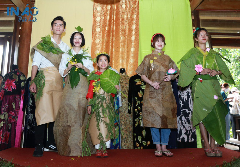 Trang phục tái chế bằng lá cây