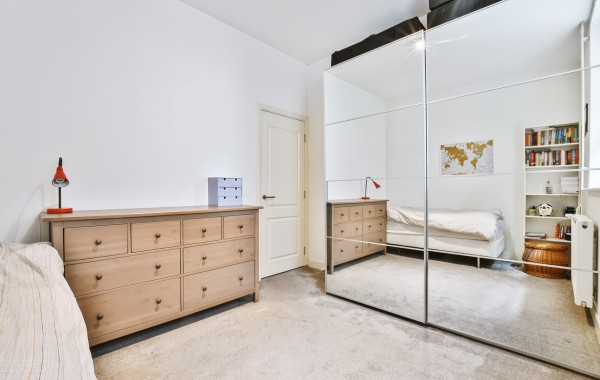 Are mirrored wardrobes a good idea? (Pros and Cons)