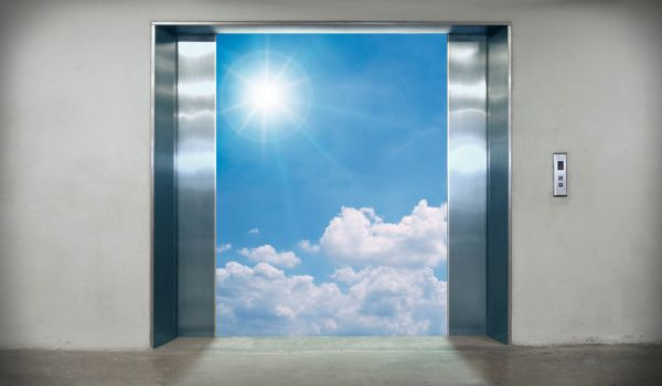 What is the difference between hydraulic and traction elevator?