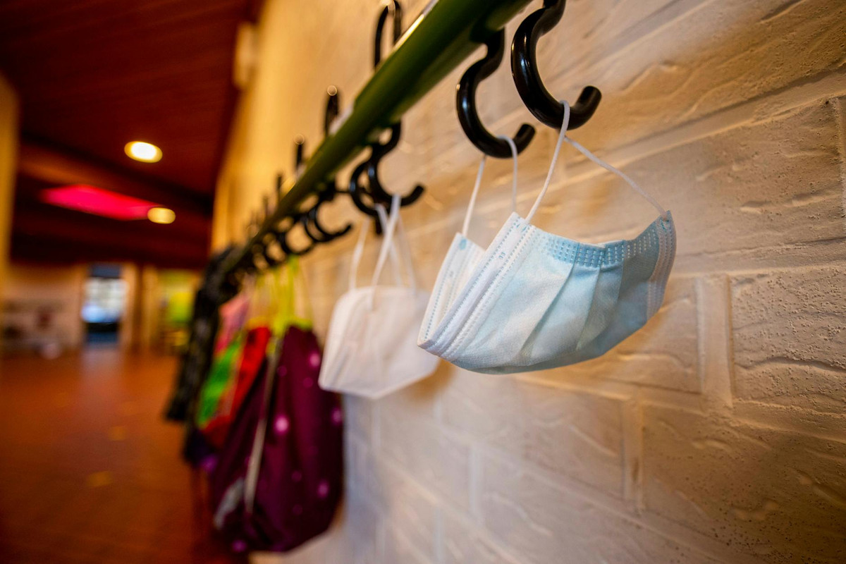 An den Kleiderhaken im Flur einer Grundschule in Rietberg hängen Masken, die vor einer Infektion mit dem Coronavirus schützen sollen.