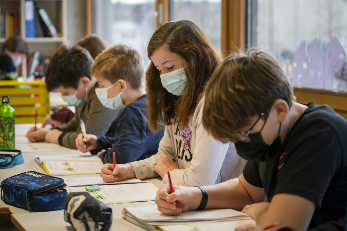 Primarschüler einer sechsten Klasse tragen im Unterricht Gesichtsmasken im Schulhaus Neuallschwil in Allschwil. Im Kanton Basel-Landschaft müssen Schulkinder ab zehn Jahren wegen der Corona-Pandemie eine Maske tragen.